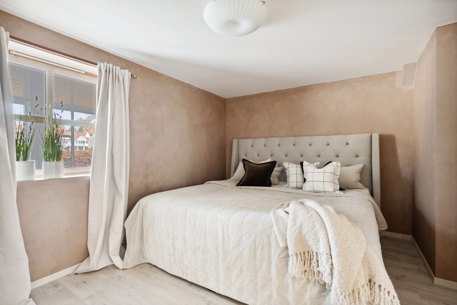 Delikat soverom malt i lun og tidsriktig farge. Galleribilde