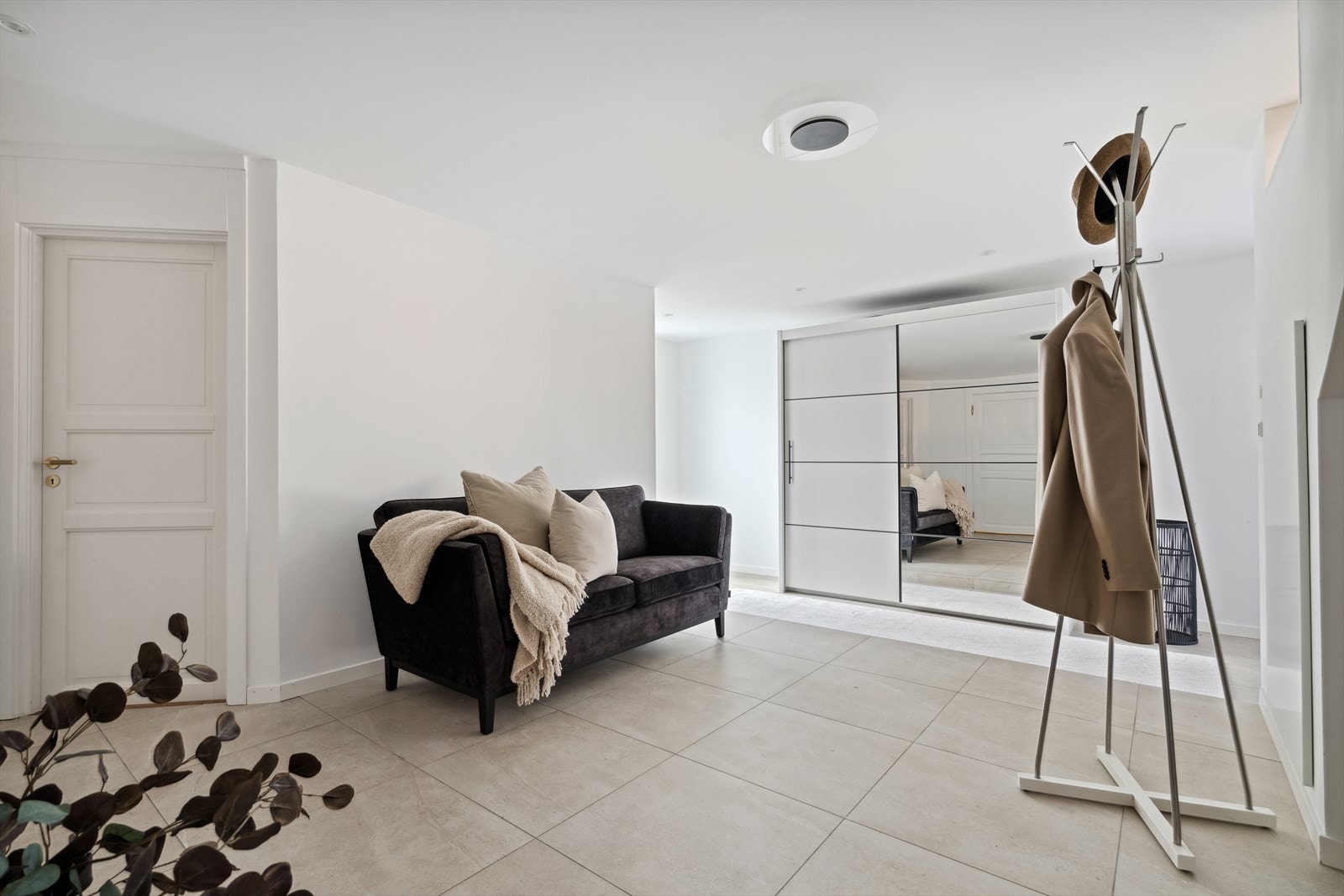 God plass til å henge fra seg yttertøy i speil-/skyvedørsgarderobe. Galleribilde