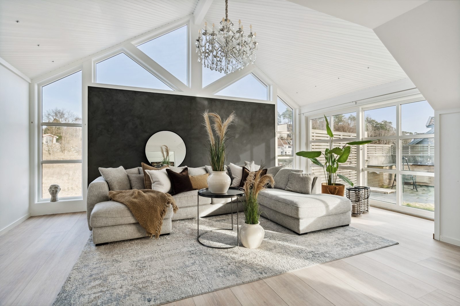 I stuen er det god plass til diverse møblement og sittegrupper for sosiale sammenkomster. Galleribilde