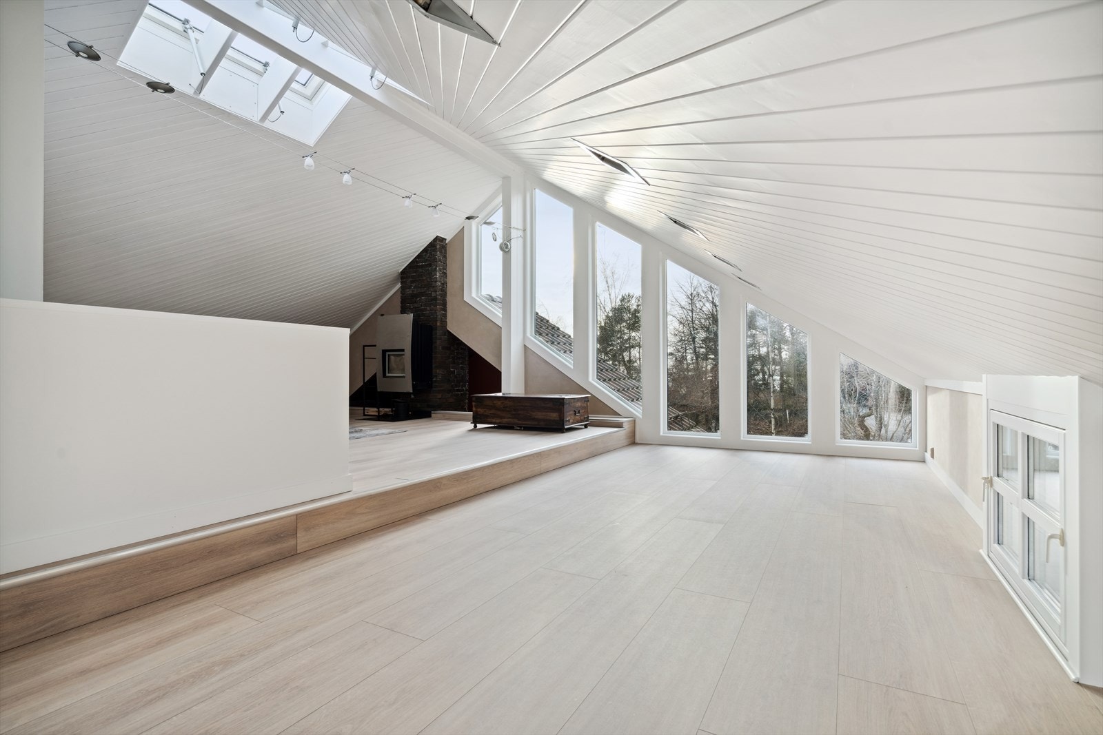 Romslig loftstue med store vindusflater som gir godt med dagslys. Galleribilde