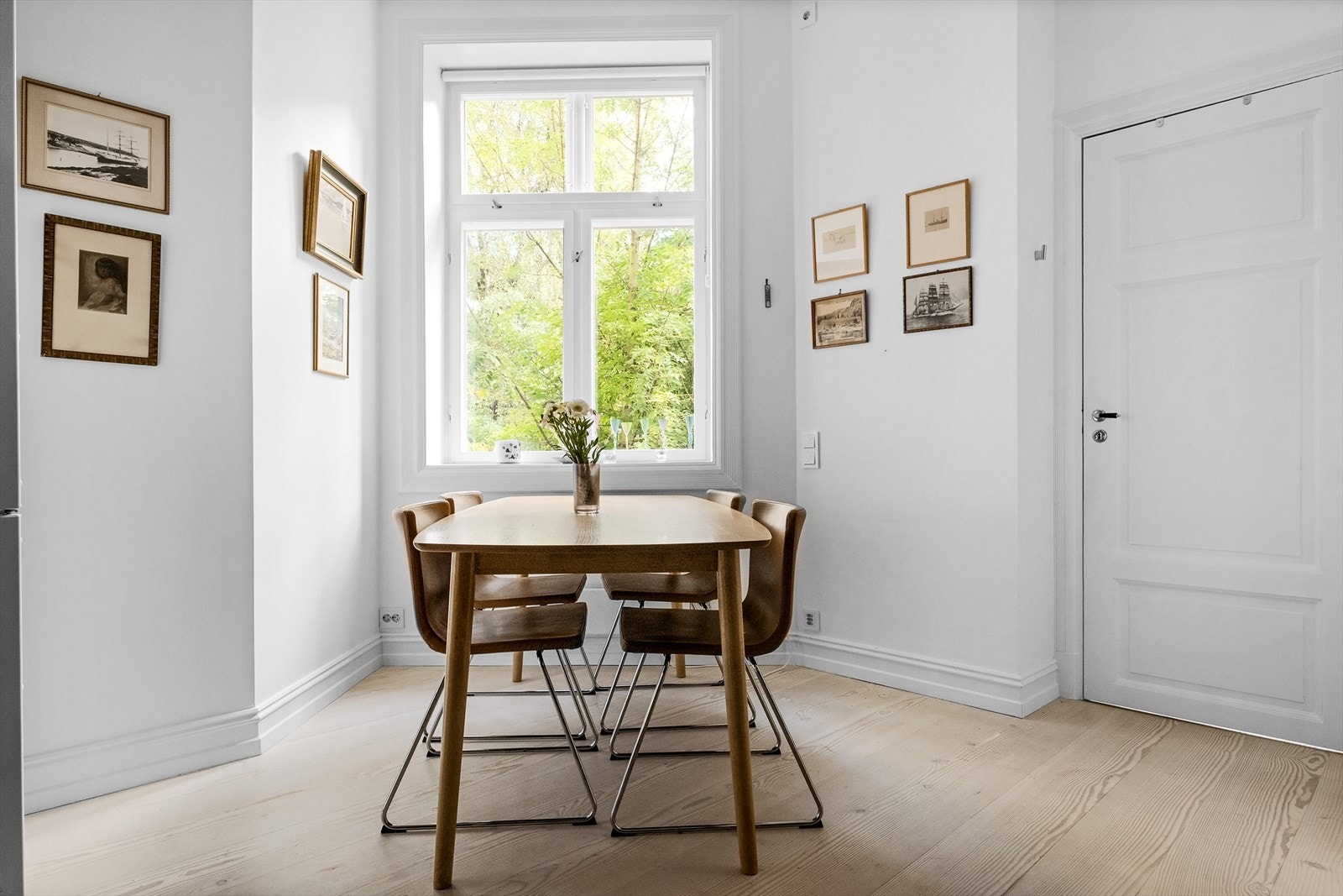 God plass til spisebord på kjøkkenet, egnet for både hverdagsmiddager og større måltider. Galleribilde