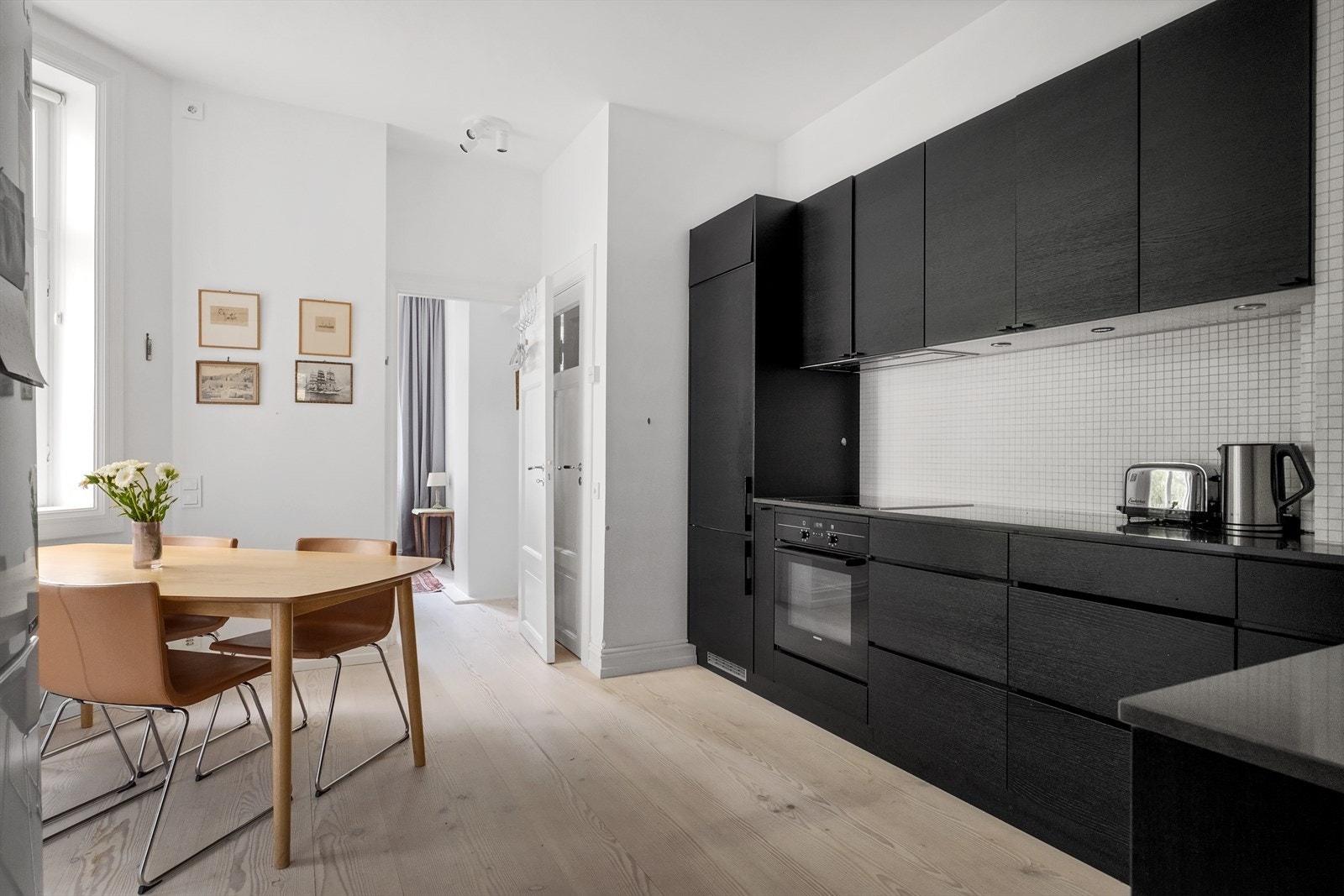 KVIK-kjøkken med slitesterke komposittbenkeplater og flislagt backsplash for et rent og moderne uttrykk. Galleribilde