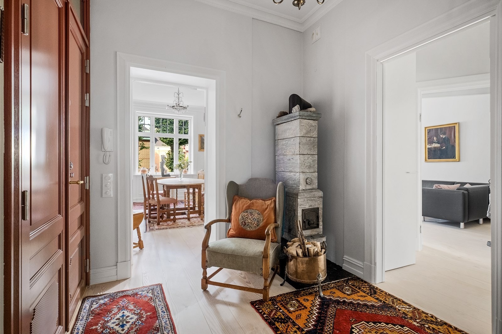 Romslig hall med heltre gulvbord og plass til praktisk garderobeskap -perfekt for oppbevaring av sko og yttertøy. Galleribilde