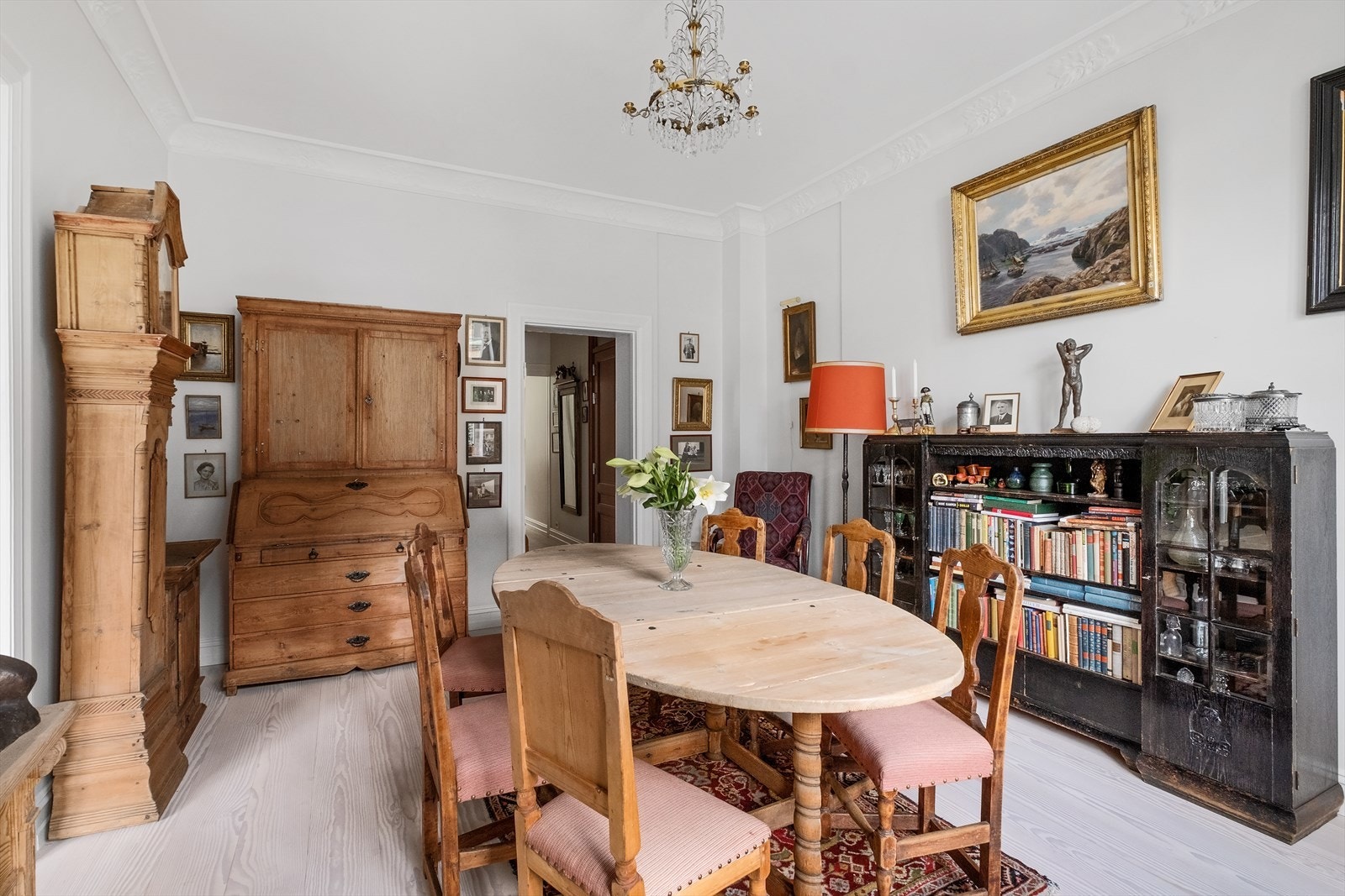 Spisestuen byr på rikelig plass til langbord og gir et naturlig samlingspunkt for familie og venner ved sosiale anledninger. Galleribilde