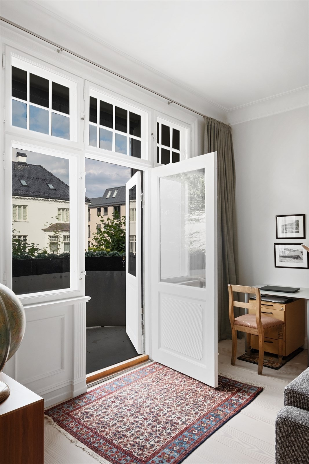 Stuen har direkte adkomst til balkongen, som fungerer som en naturlig forlengelse av oppholdsrommet. Galleribilde