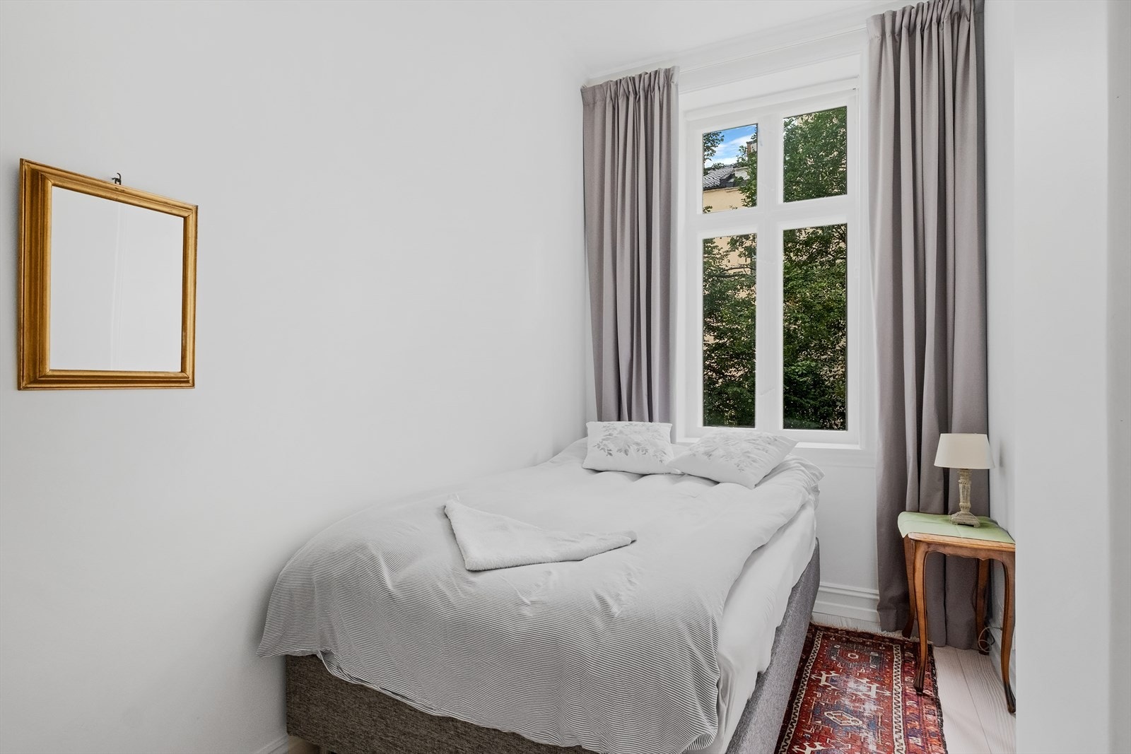 Soverom 2 vender mot den rolige bakgården, har plass til seng og nattbord, og egner seg godt som gjesterom eller hjemmekontor. Galleribilde