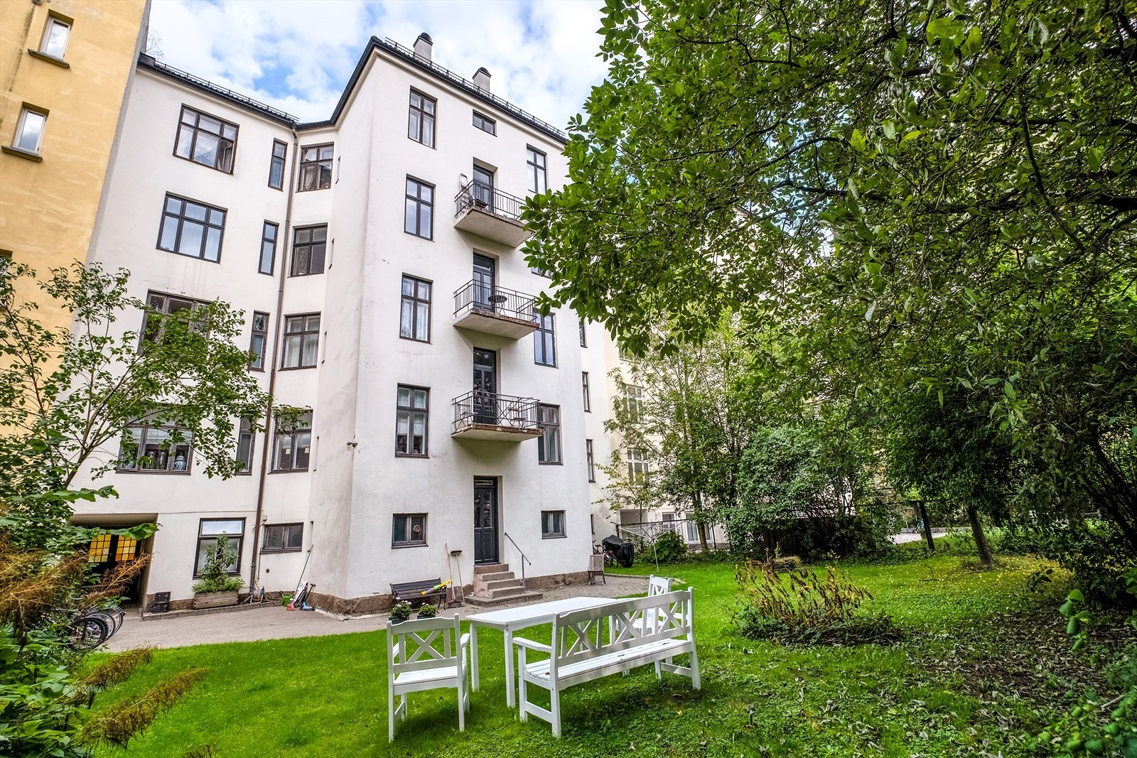 Skjermet og fredelig bakgård -et hyggelig sted å slappe av i solen. Galleribilde