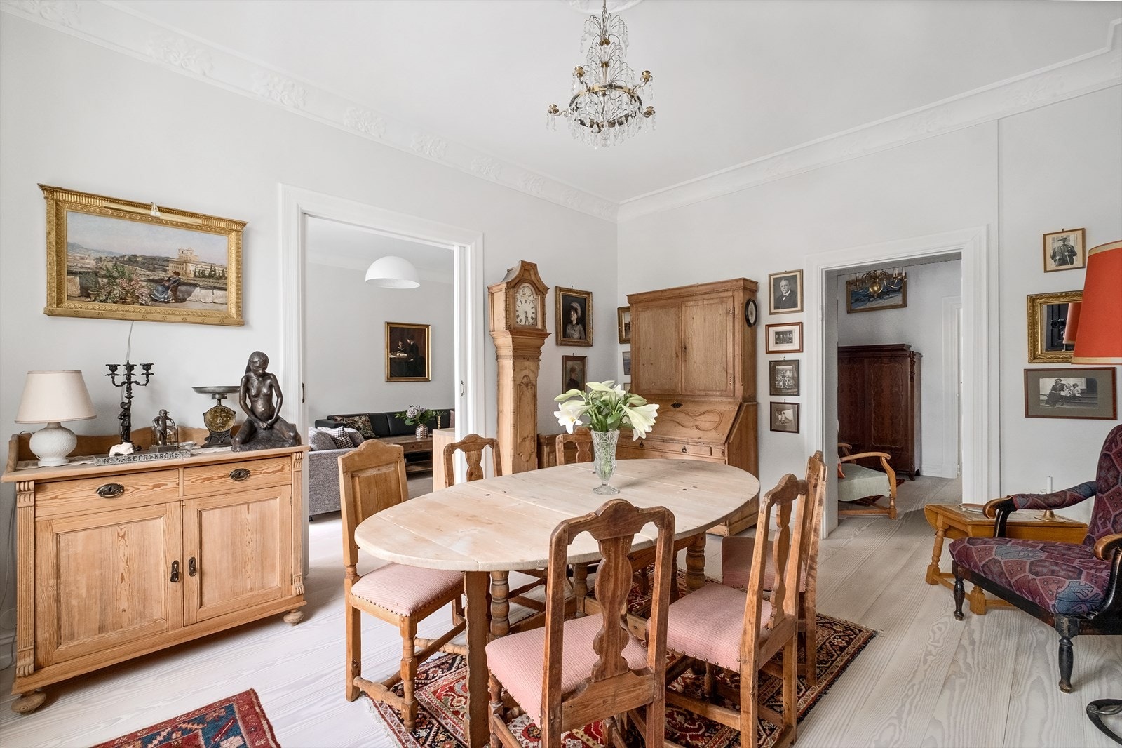 Fra spisestuen leder elegante skyvedører deg videre inn i stuen. Galleribilde