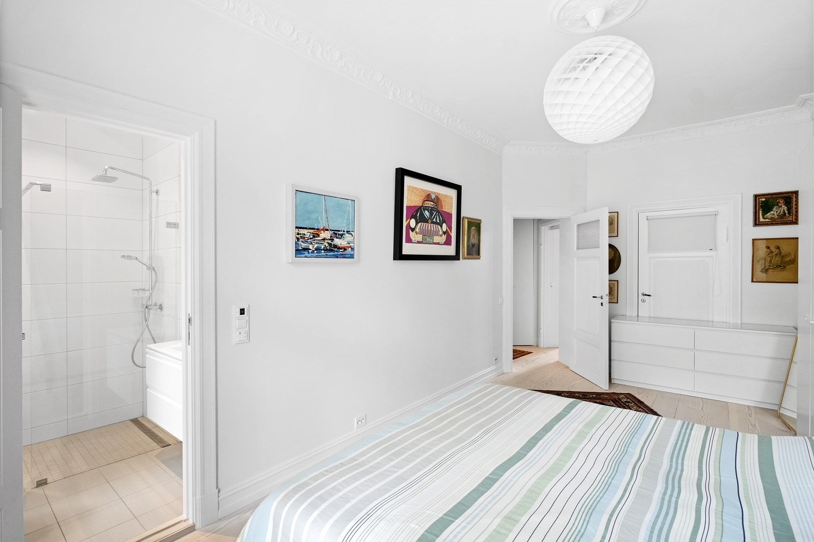 Soverommet har eget privat baderom. Galleribilde