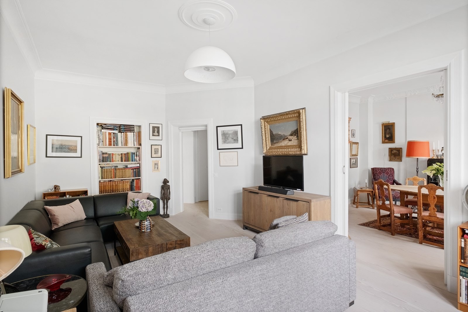 Den åpne stuen gir fleksibel møblering med plass til både stor sofa, sofabord og ekstra innredning. Galleribilde