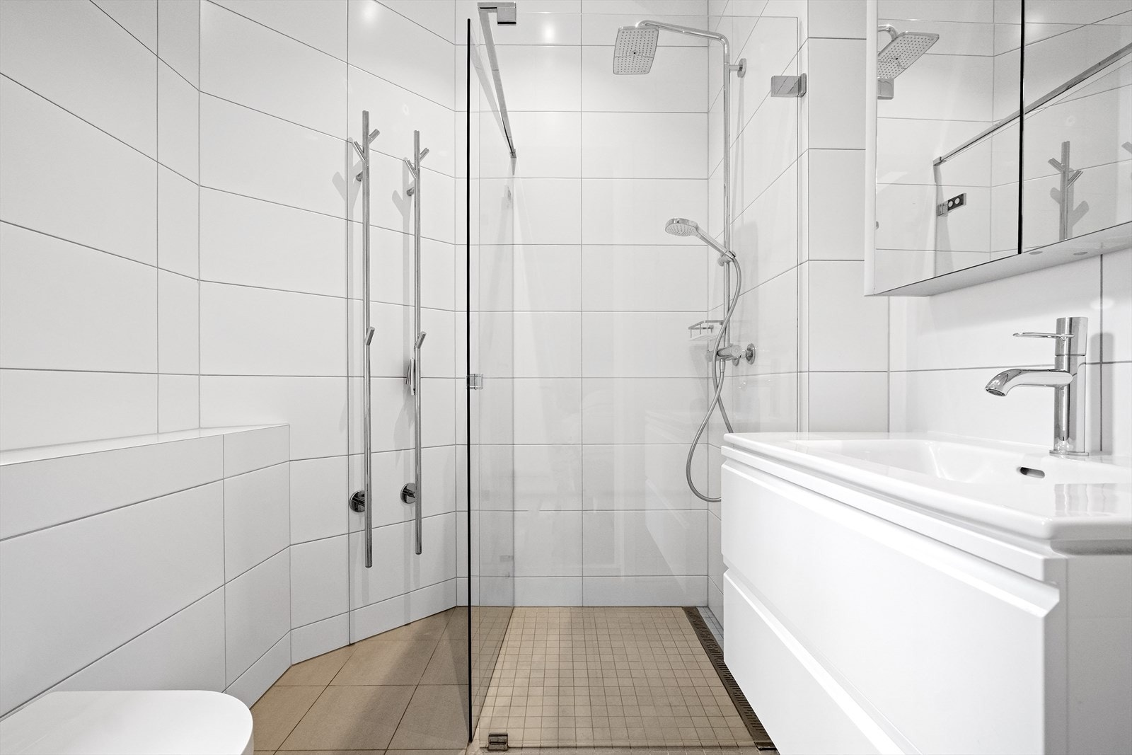 Pent bad med flislagte overflater, samt varmekabler i gulv. Galleribilde