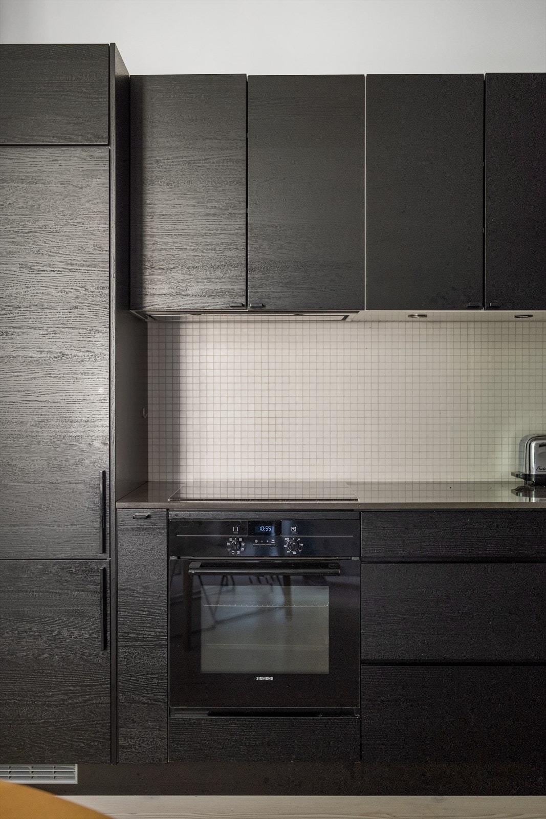 Slette og moderne skapfronter med integrerte hvitevarer. Galleribilde