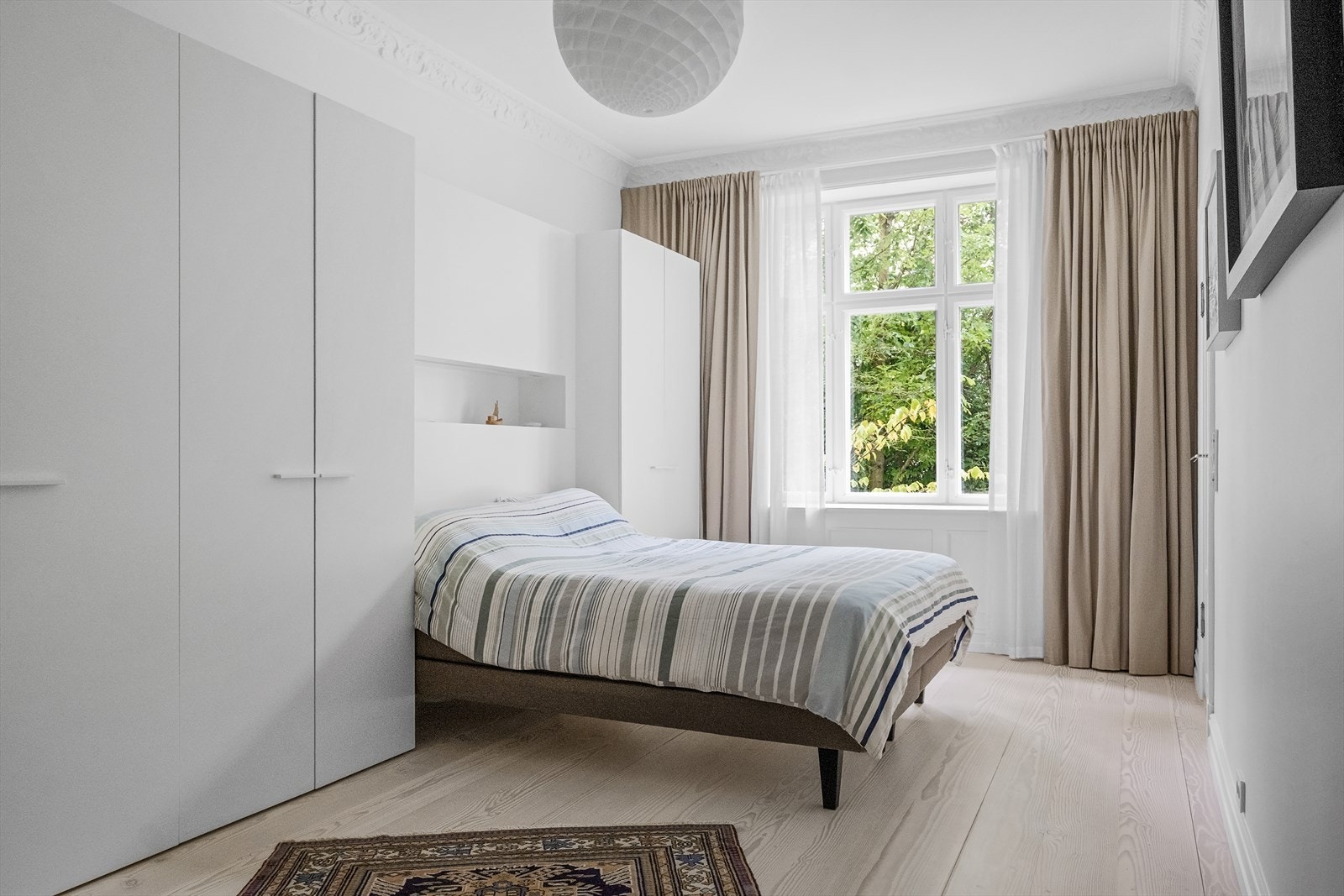 Hovedsoverommet er romslig med plass til dobbeltseng, nattbord og øvrig møblement, og har et praktisk plassbygd garderobeskap. Galleribilde