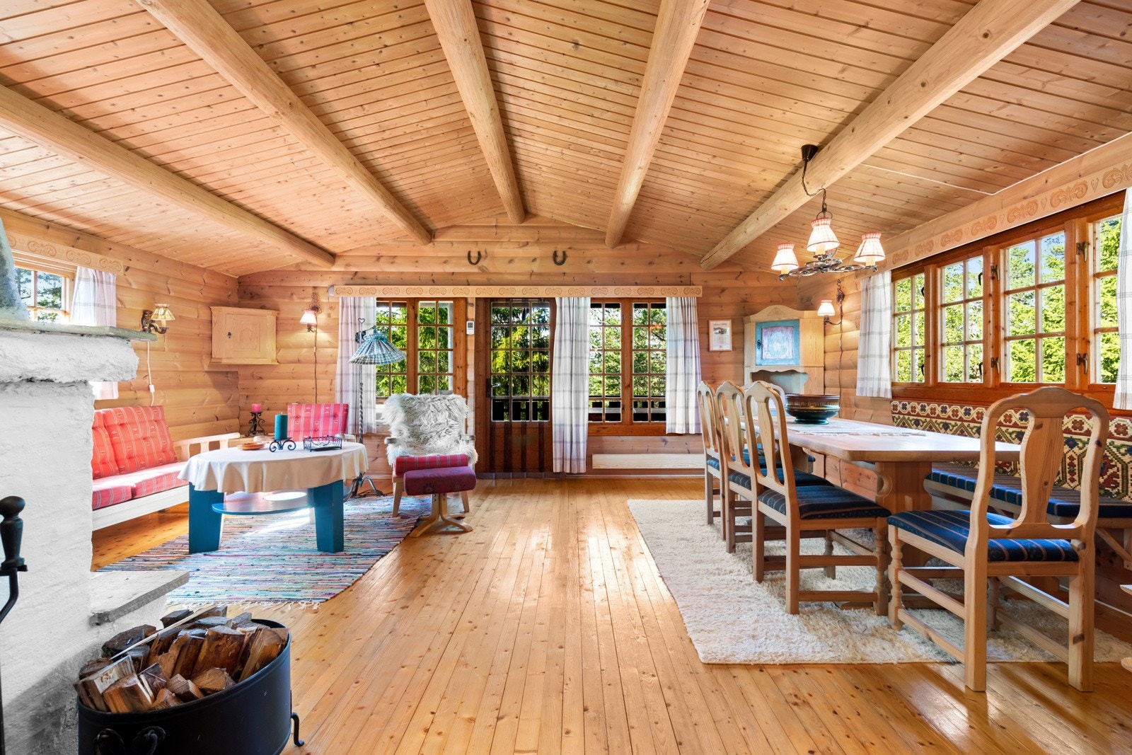 Skråtak gir god takhøyde og romslig romfølelse. Galleribilde