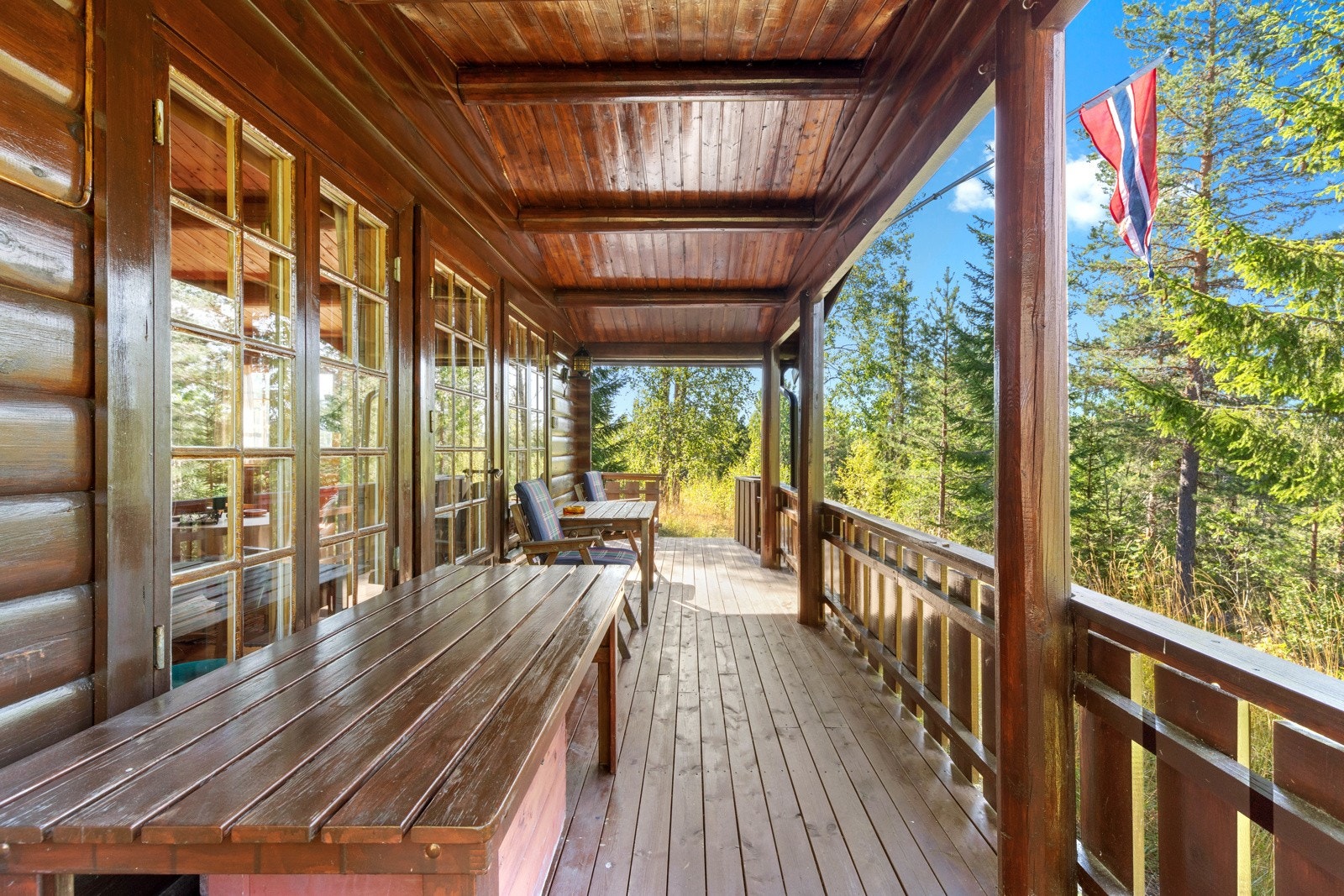 Hyggelig vestvendt veranda med utgang fra stue. Galleribilde