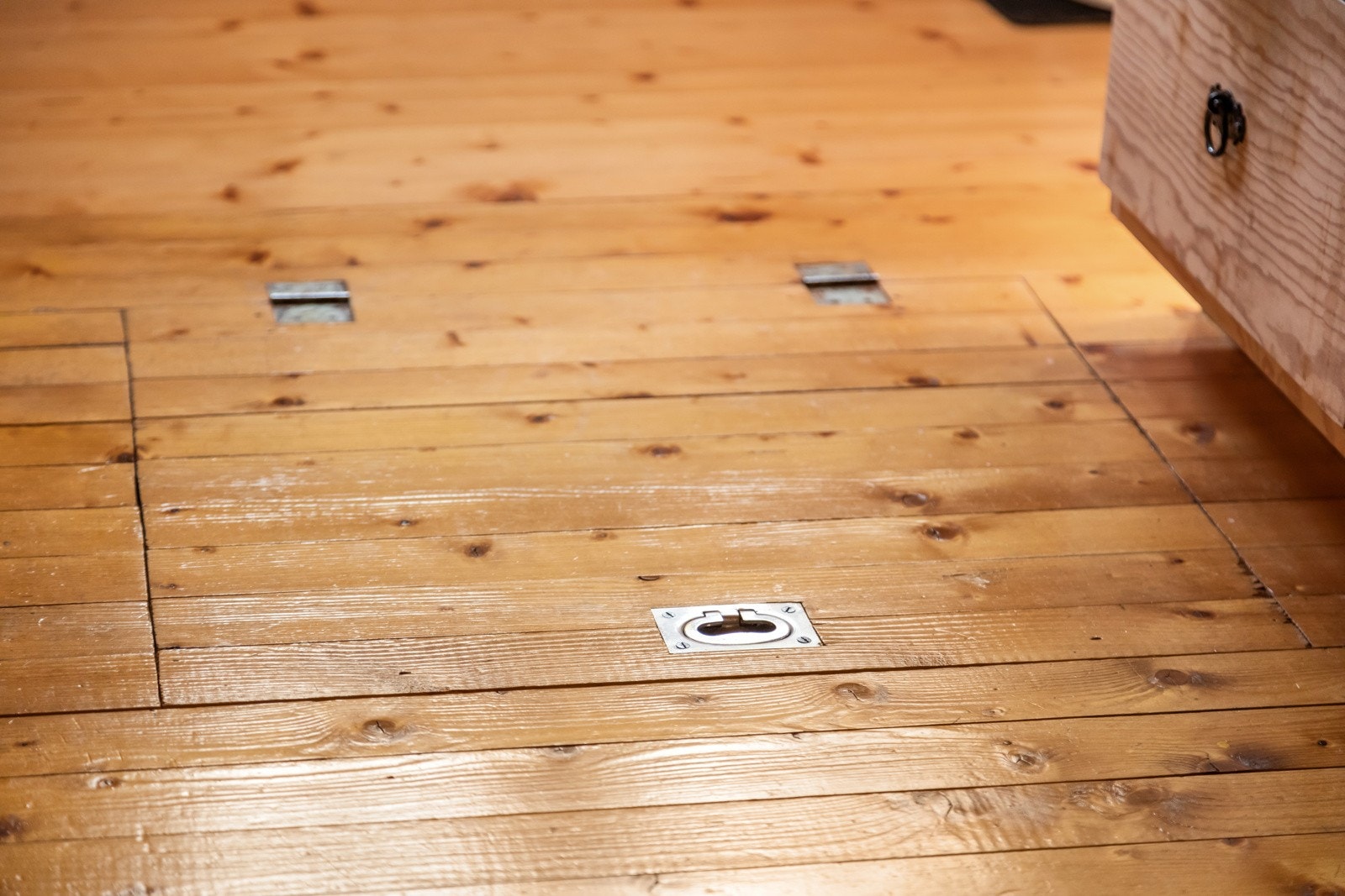 Luke i kjøkkengulv for litt ekstra lagringsplass. Galleribilde