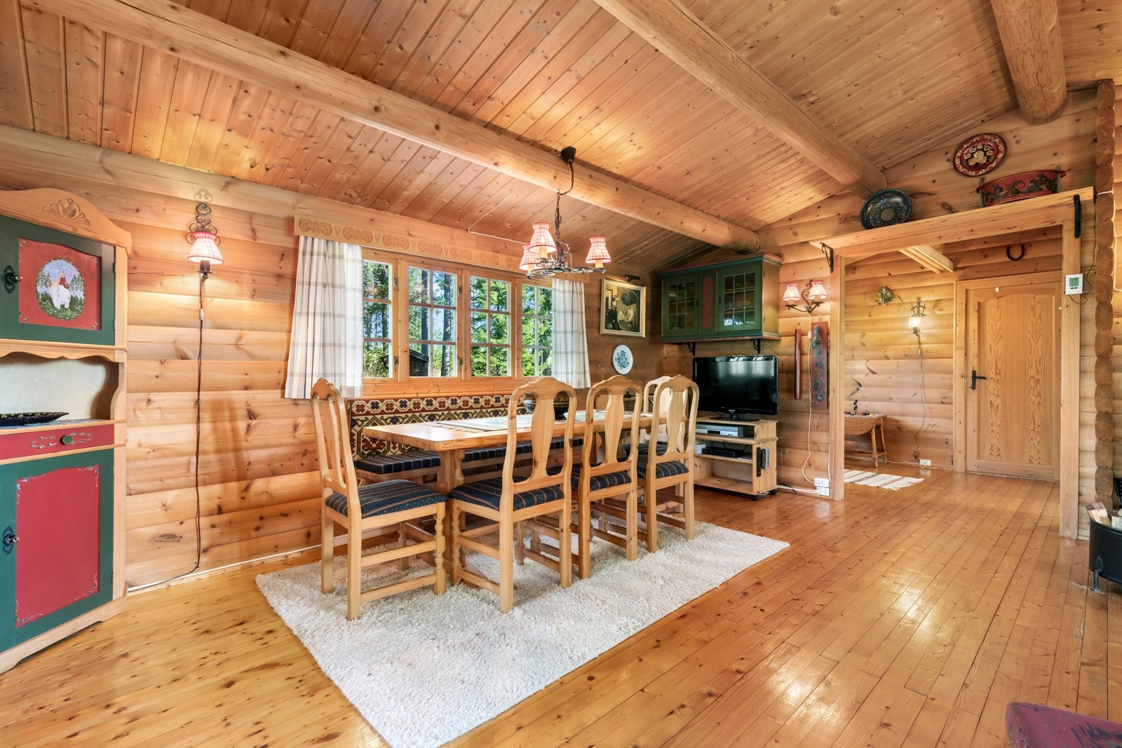 Romslig spisestue. Galleribilde