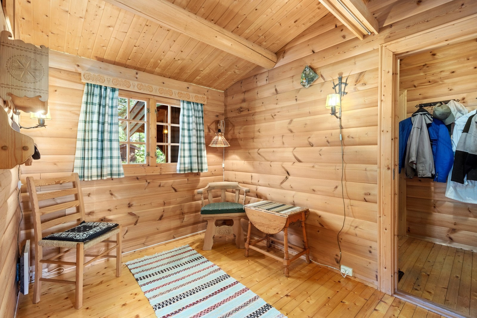 Det er satt opp skinne i taket som gjør det mulig å trekke for dette delvis åpne rommet. Dette er vært tenkt som sovealkove. Galleribilde