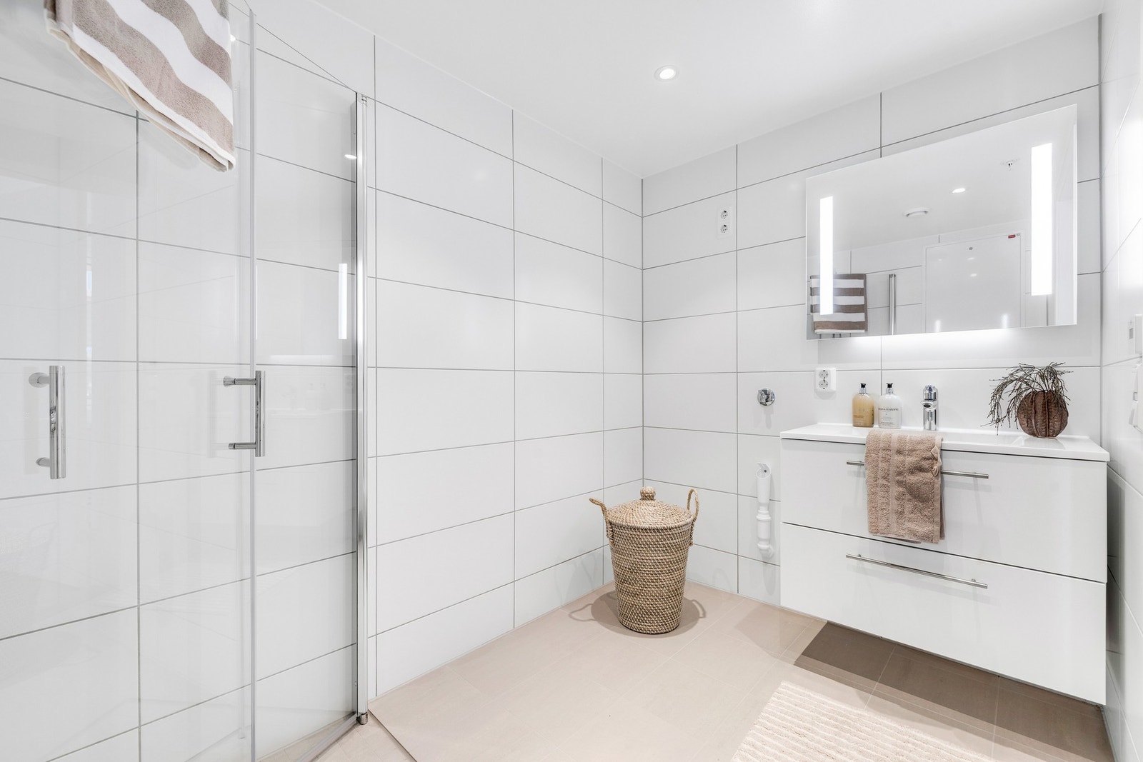 Lekkert flislagt bad på 4,4 kvm. Galleribilde