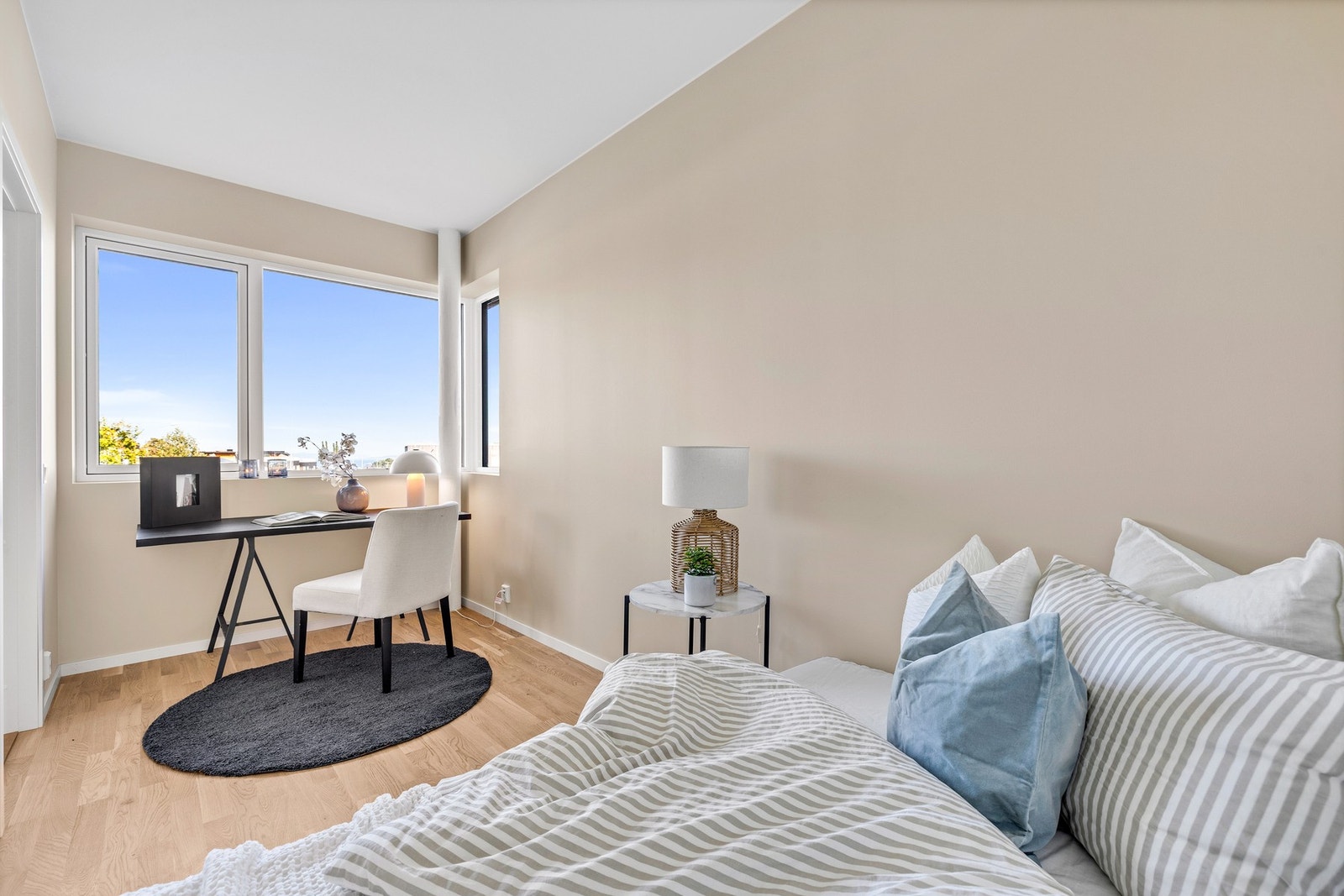 Her er det god plass til dobbeltseng og skrivepult. Galleribilde