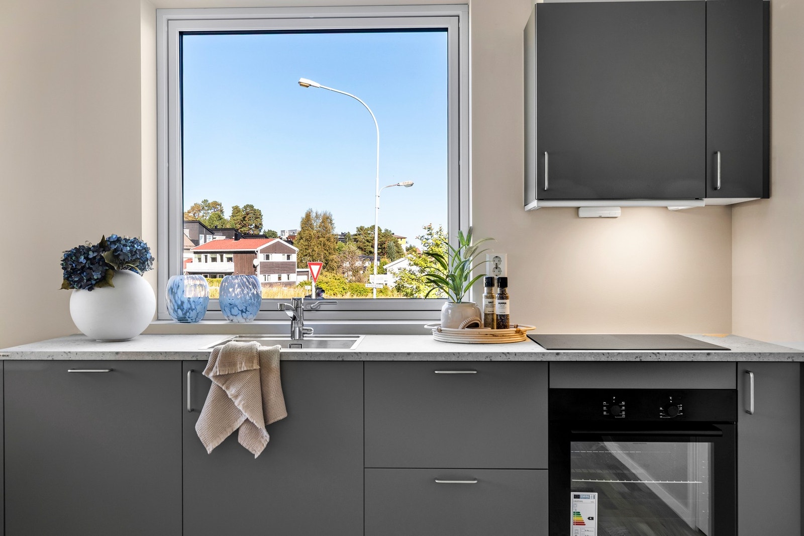 Integrerte hvitevarer medfølger handelen. Galleribilde