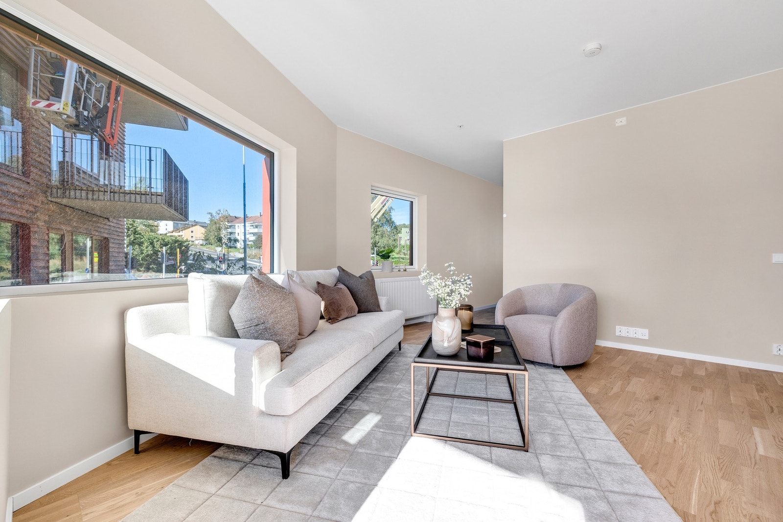 Her er det store vindusflater som gir rikelig med naturlig lysinnslipp. Galleribilde