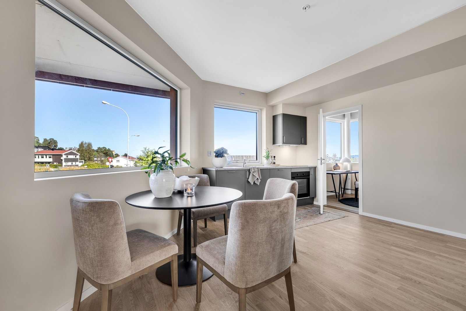 Fin og moderne kjøkken på 18,5 kvm. Galleribilde