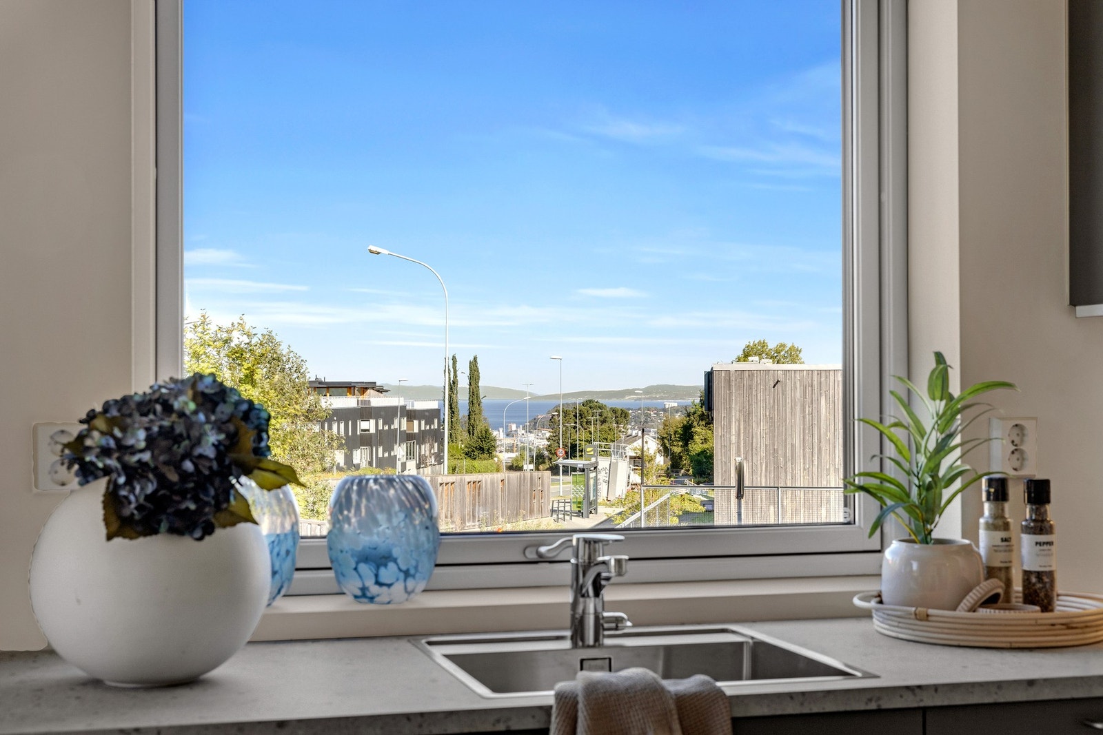 Pen utsikt mot fjorden. Galleribilde