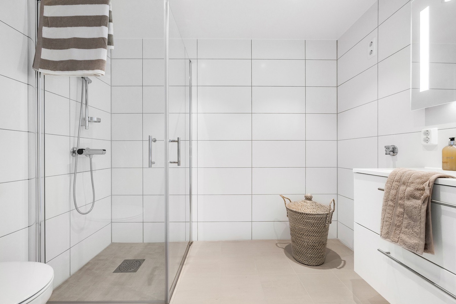 På badet er det opplegg for vaskemaskin og varmekabler i gulvet. Galleribilde