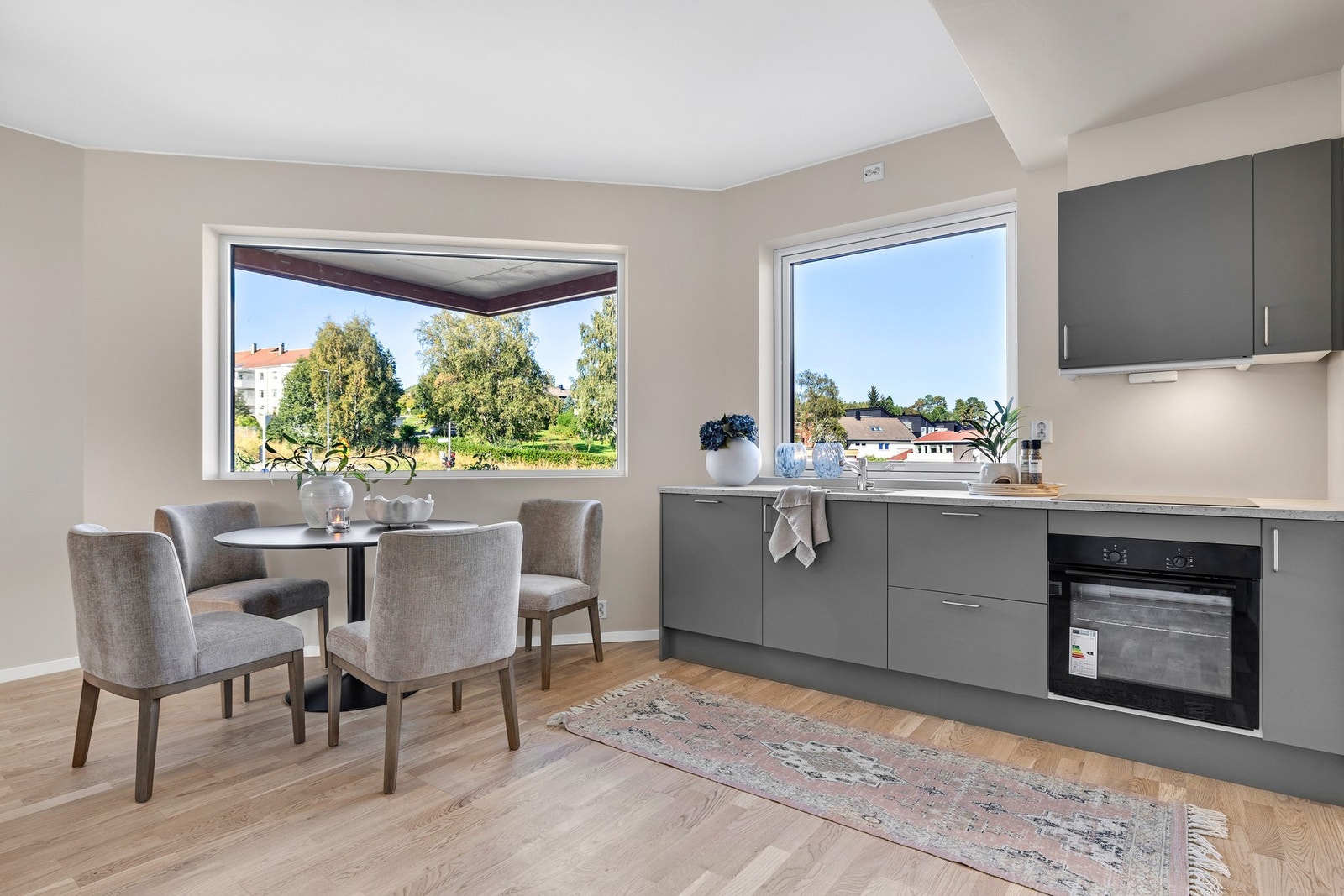 På kjøkkenet er det god plass til spisebord. Galleribilde