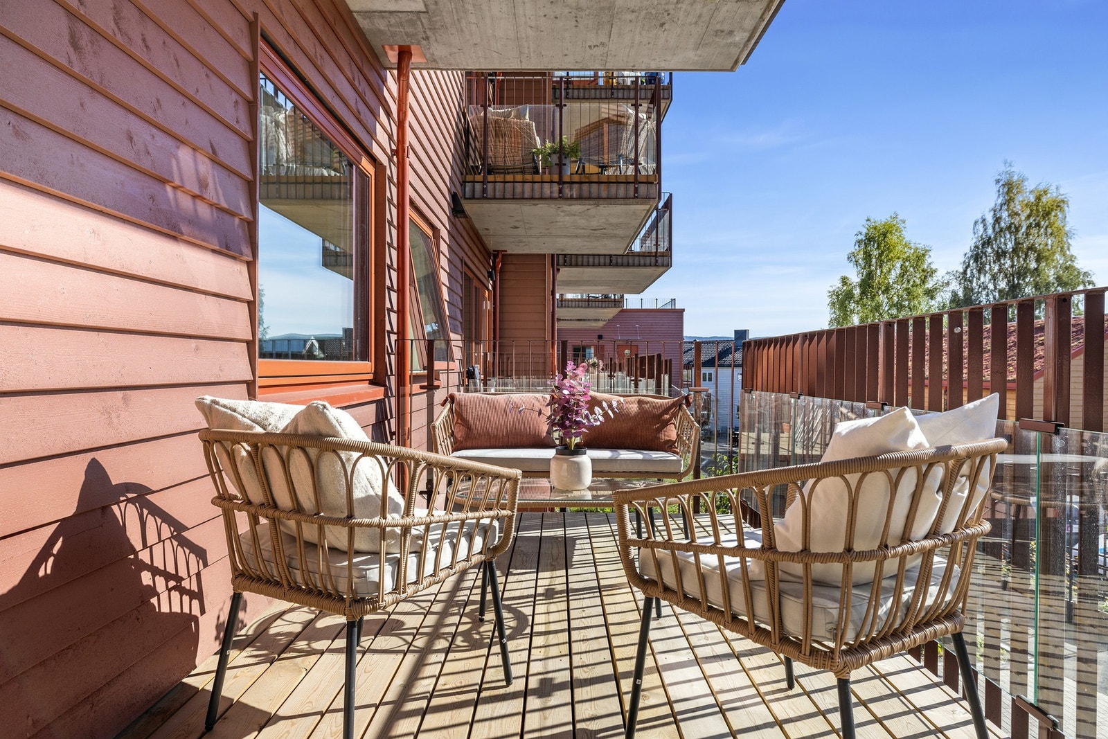 Leiligheten ligger sentralt med gode bussforbindelser til sentrum. Galleribilde