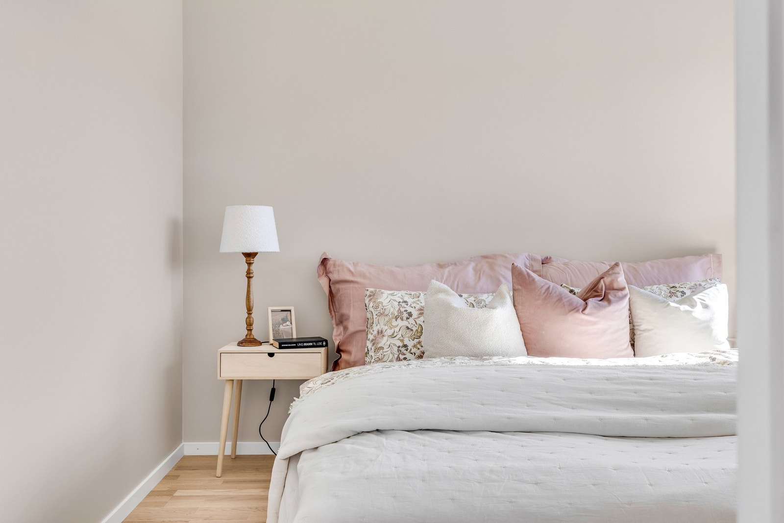 Her er det god plass til dobbeltseng. Galleribilde