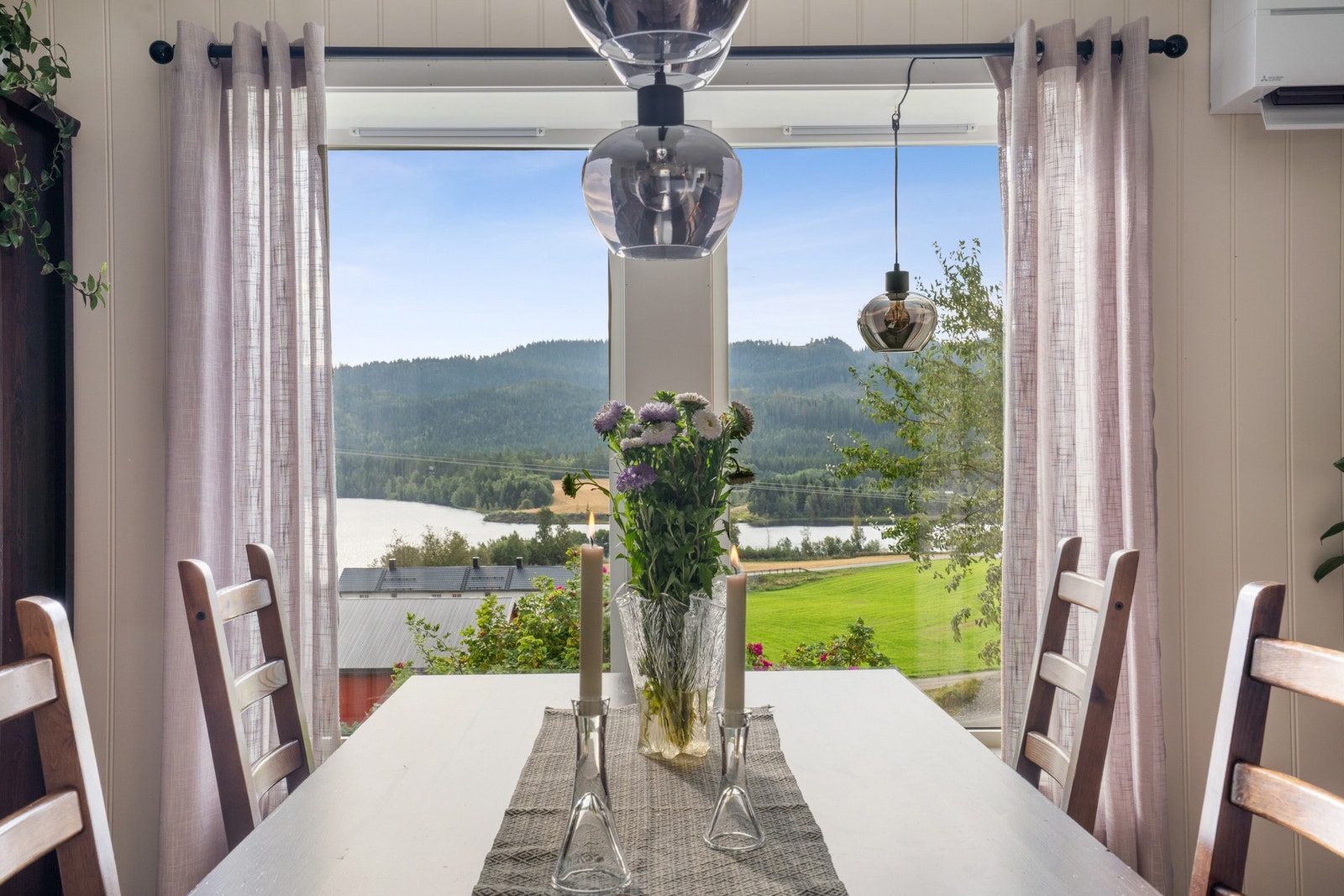 Fra spisestuen kan man nyte utsikten over herlige naturomgivelser. Galleribilde