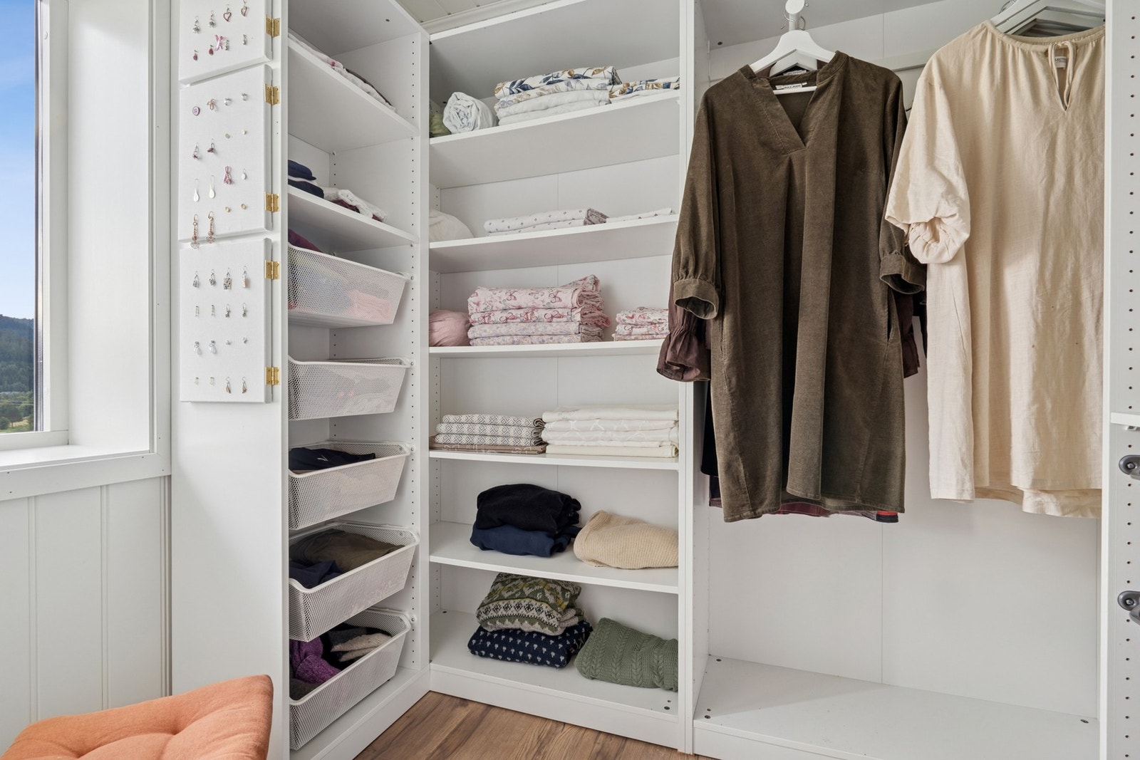 Fra hovedsoverommet har man inngang til et garderoberom på 4 kvm. Galleribilde