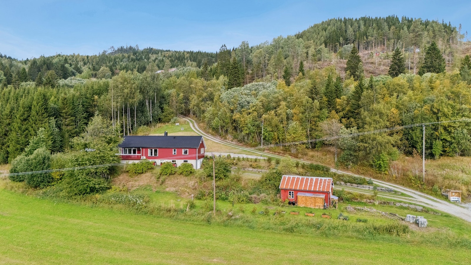 Eiendommen ligger skjermet og fint til med pent opparbeidede uteområder. Galleribilde