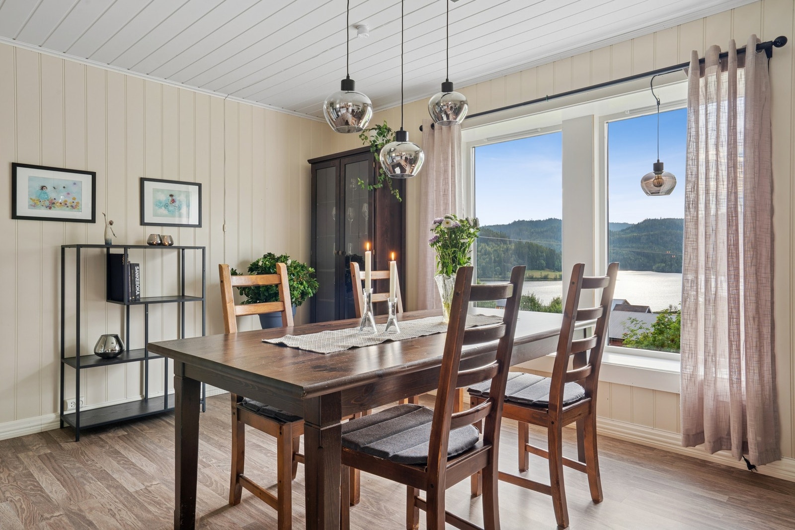 Store vindusflater sørger for godt med naturlig lysinnslipp til spisestue og kjøkken. Galleribilde