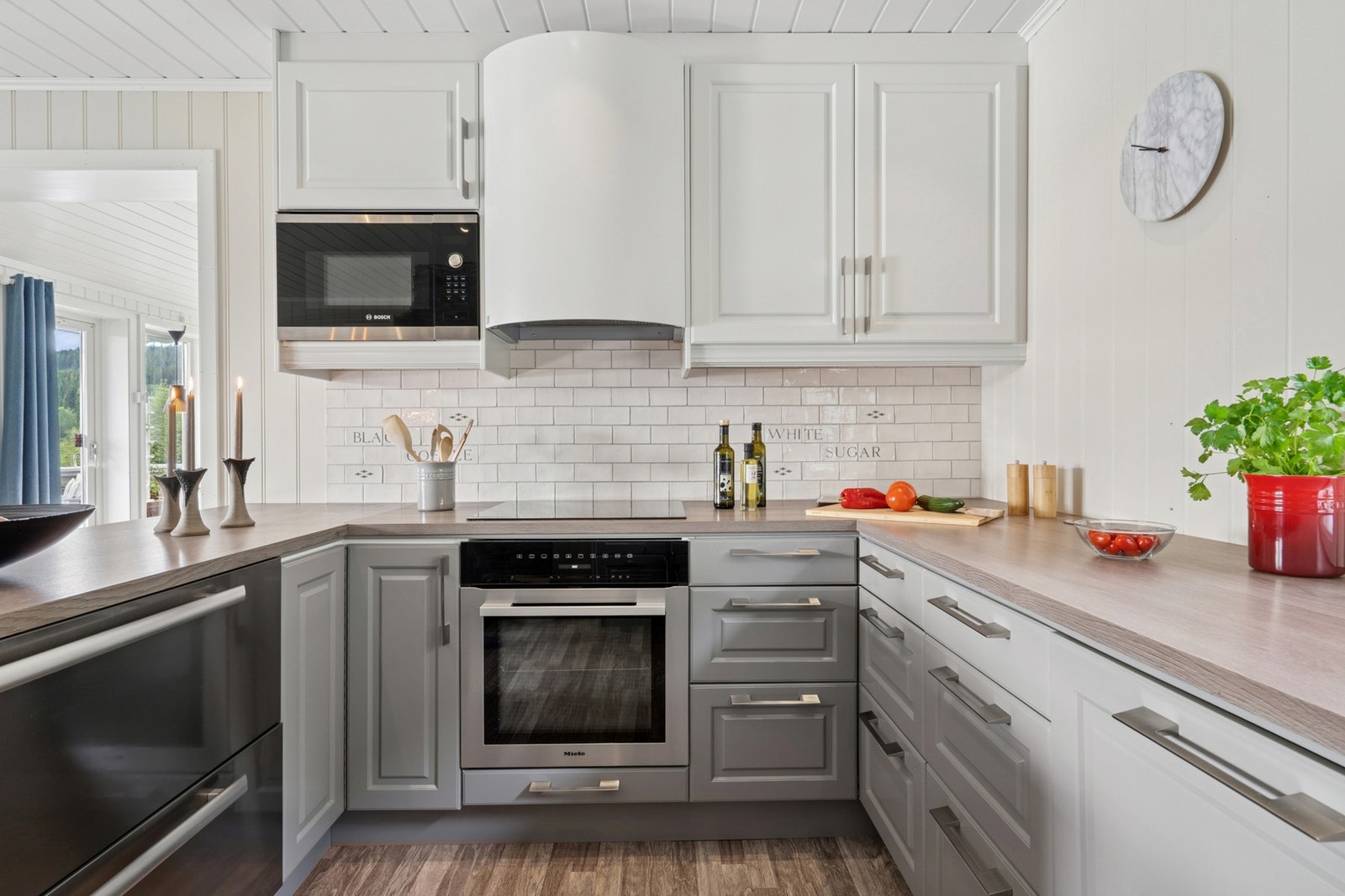 Her har man integrerte hvitevarer som stekeovn, platetopp, oppvaskmaskin, mikrobølgeovn og kjøleskuffer. Galleribilde