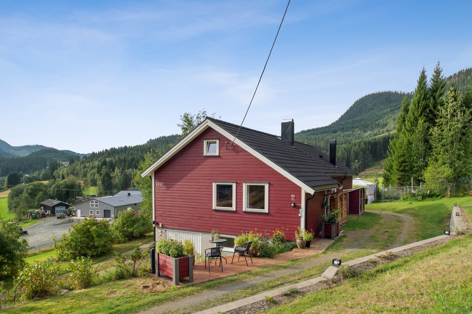 Ved inngangspartiet har man en fin markterrasse som kan innredes med utemøblement. SG Hage AS utførte i 2013 arbeid med ny drenering og drensmasse, samt plast- og isolasjonsarbeid på mur. Galleribilde