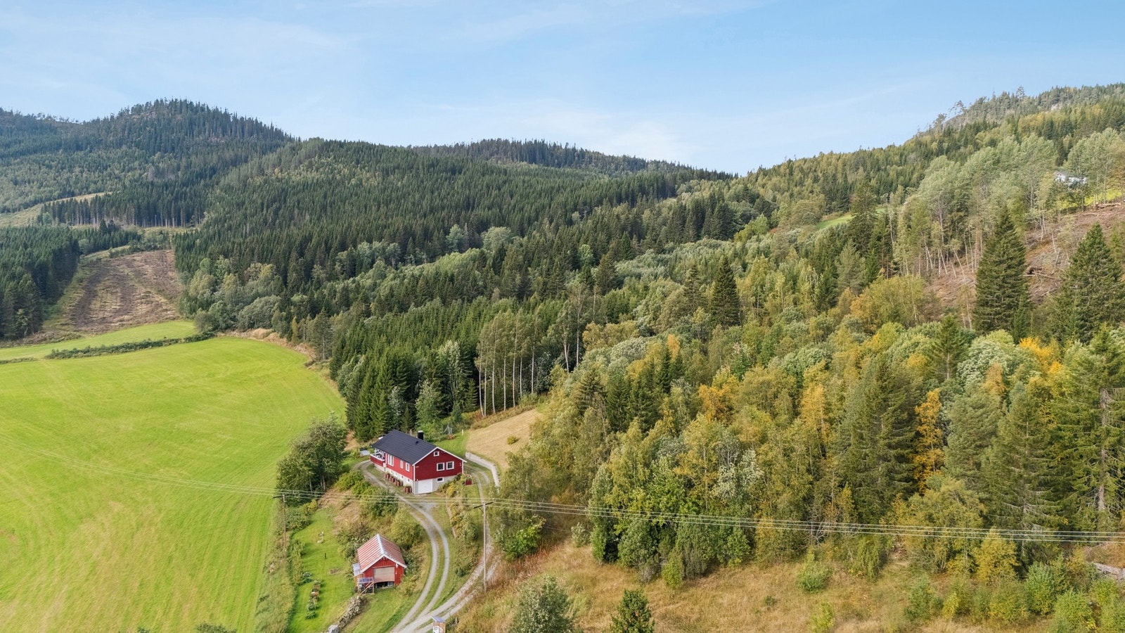 Det er også en frittstående garasje og lader for elbil er montert. Galleribilde