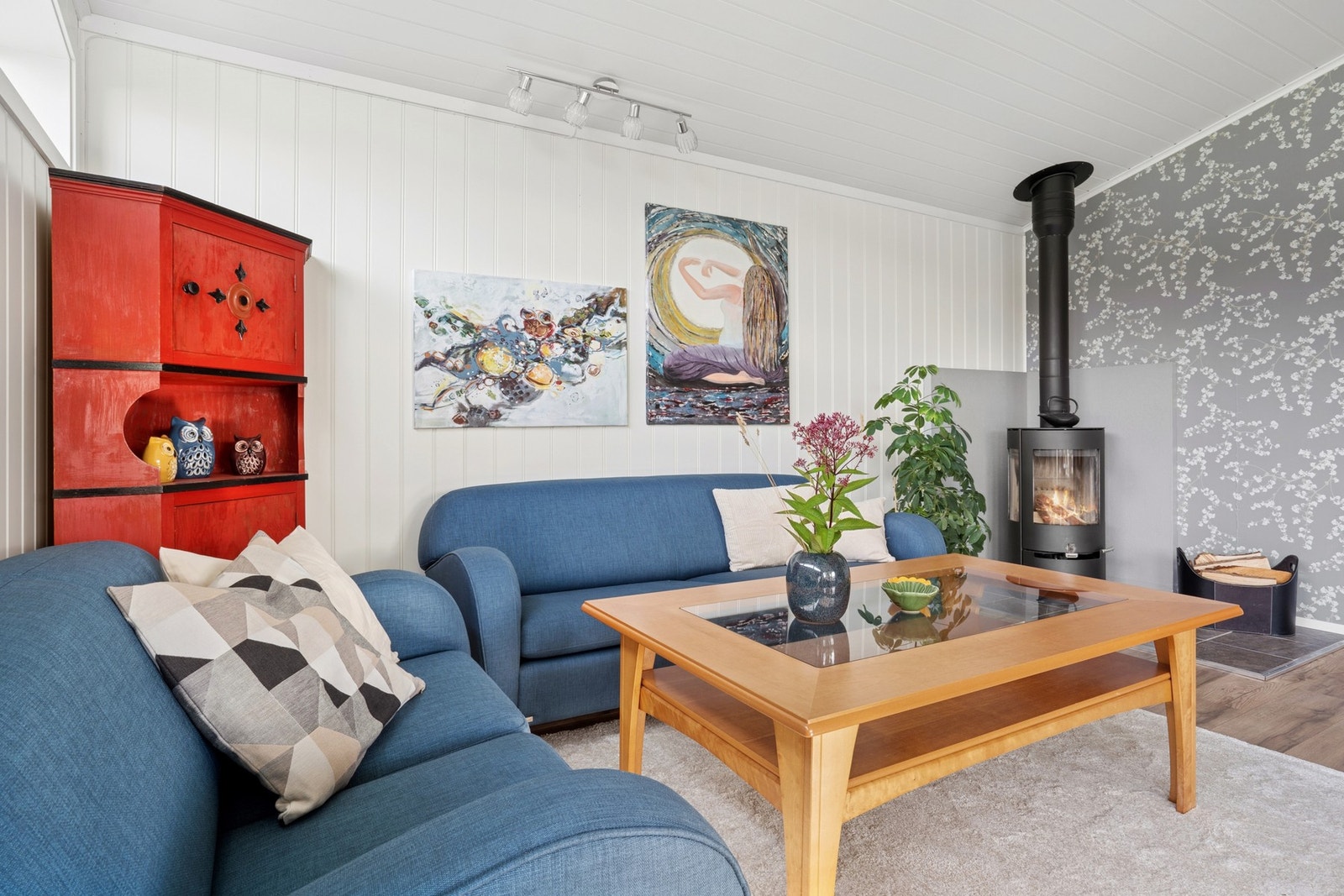 I stuen har man peisovn som varmer godt på kaldere dager og skaper en lun atmosfære. Galleribilde