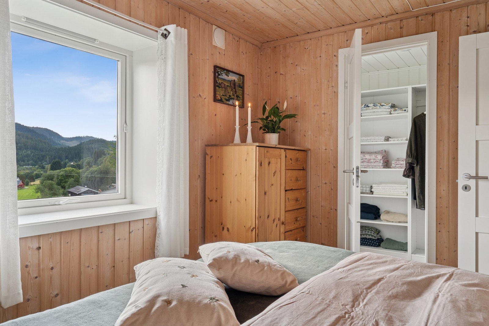 Hovedsoverommet har god plass til dobbeltseng og tilhørende møblement. Galleribilde