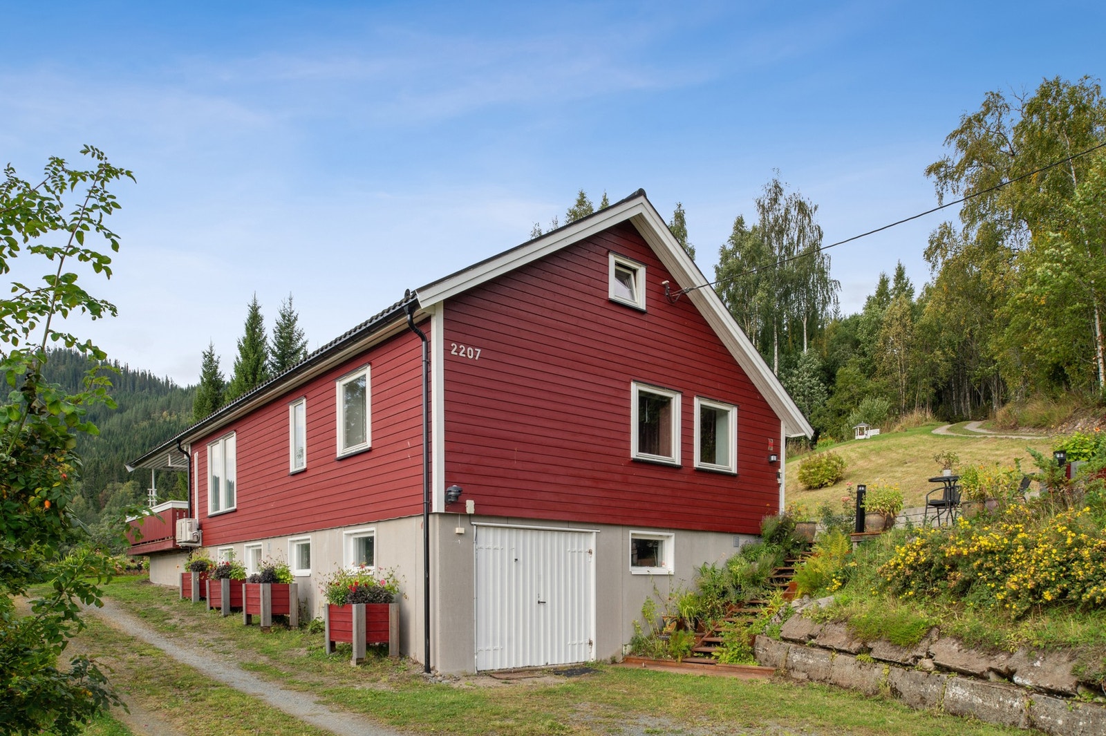 I 2014 ble boligen betydelig oppgradert med nytt tak, tilleggsisolerte vegger med nytt panel, samt nye vinduer i hele første etasje - noe som gir både bedre komfort og et moderne uttrykk. Galleribilde