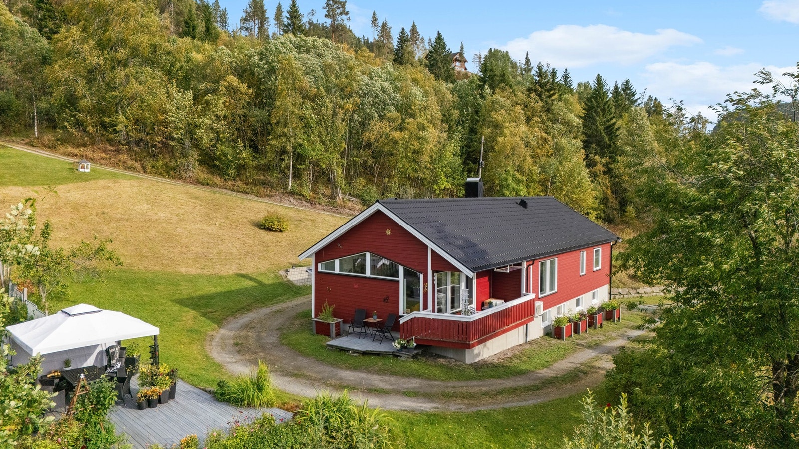 Hele kloakkanlegget ble oppgradert i 2018, inkludert ny septiktank, pumpekum og nye spredegrøfter. Galleribilde