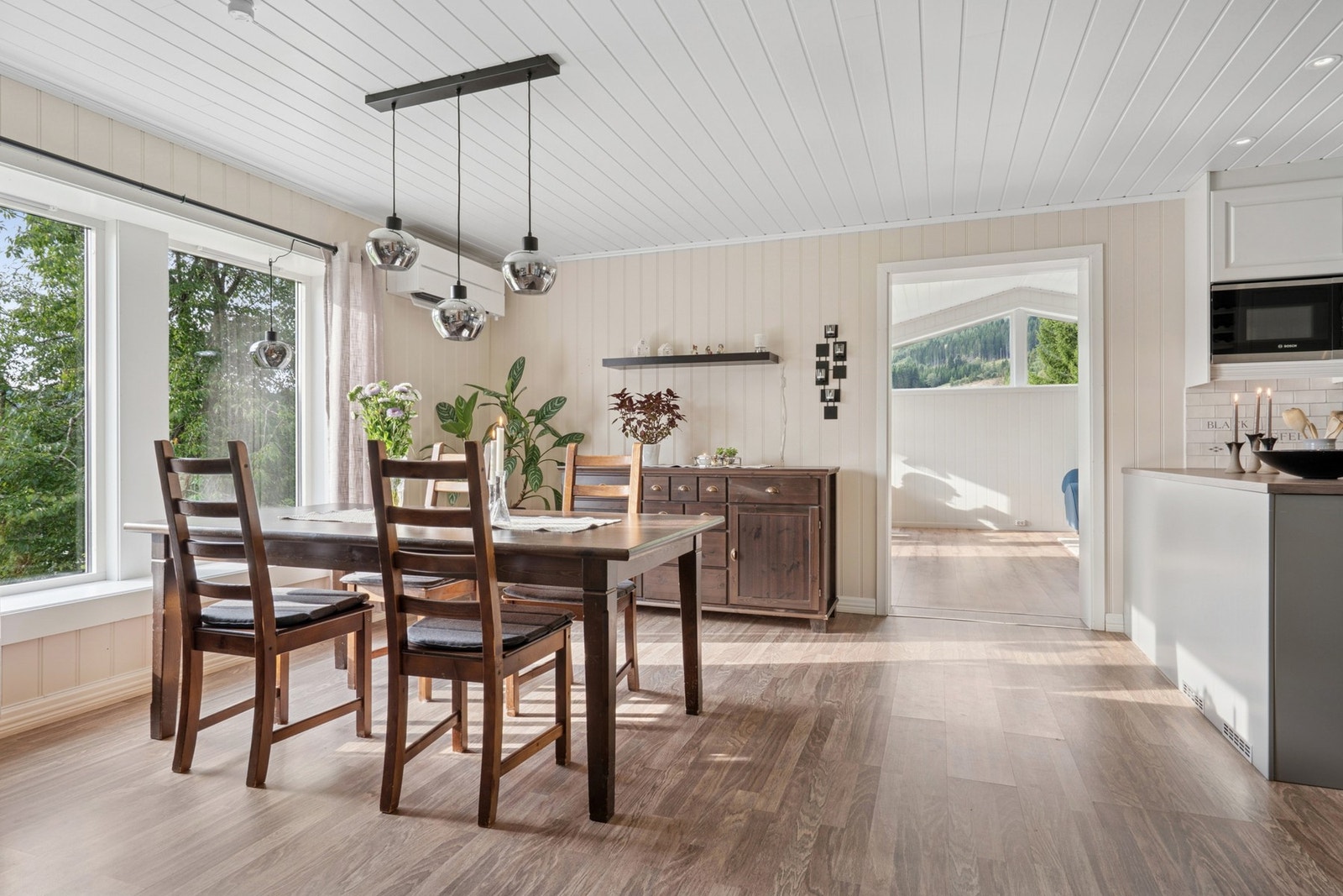 Det passer utmerket å innrede med spisegruppe ved kjøkkenet. Galleribilde