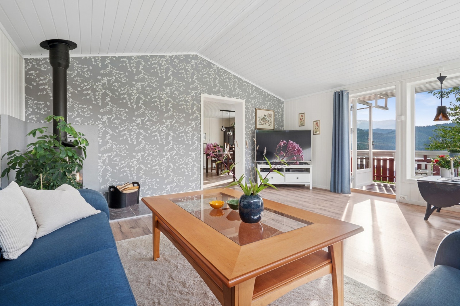 Stuen på 25,5 kvm har god plass og fleksible innredningsmuligheter, slik at du enkelt kan tilpasse rommet til dine behov og ønsker. Galleribilde