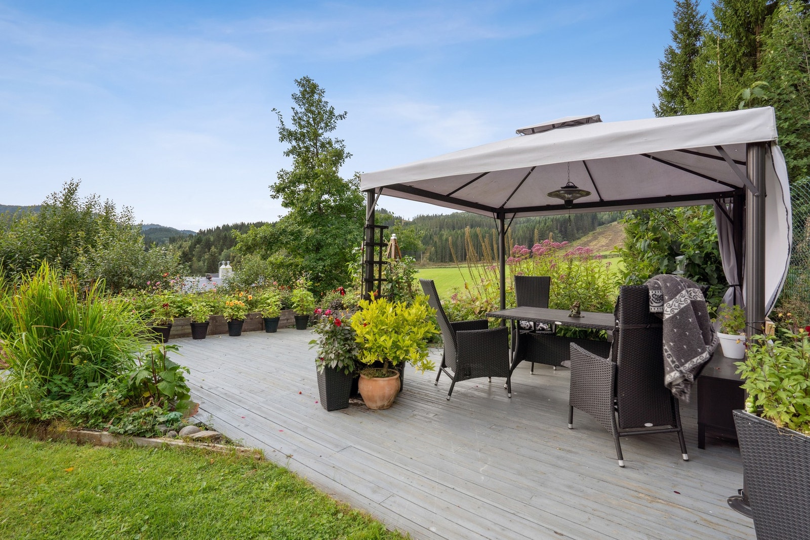 Eiendommen byr på flere flotte og solrike uteplasser. Galleribilde