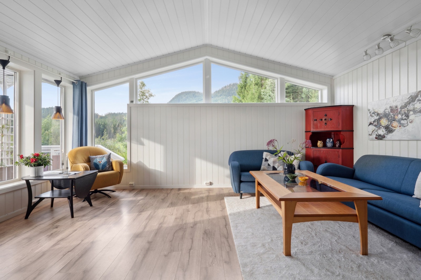 Lys og innbydende stue med god takhøyde og store vindusflater. Galleribilde