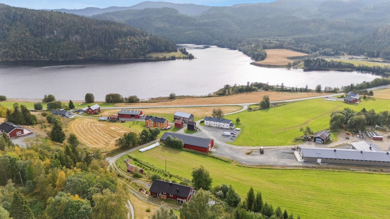 Fra eiendommen er det 4 minutters kjøring til Eid skole og Eid barnehage. Coop Prix Korsvegen ligger 2 minutters kjøretur unna. Galleribilde
