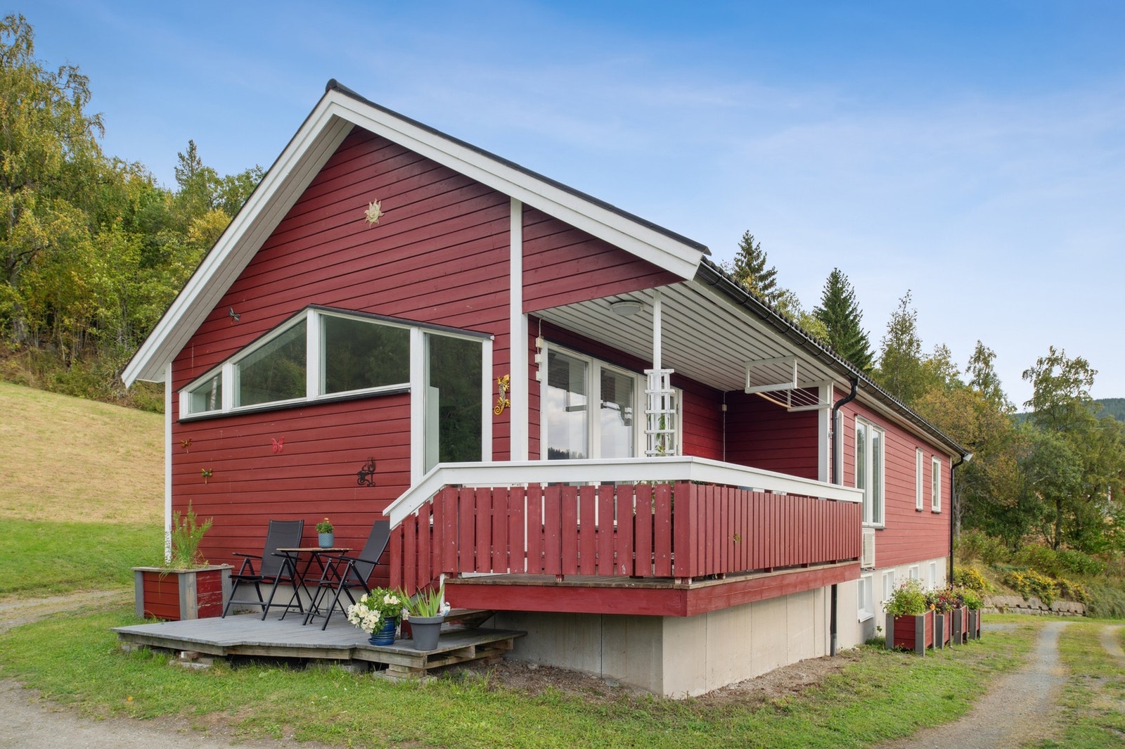 Det er flere solrike uteområder rundt boligen. Galleribilde