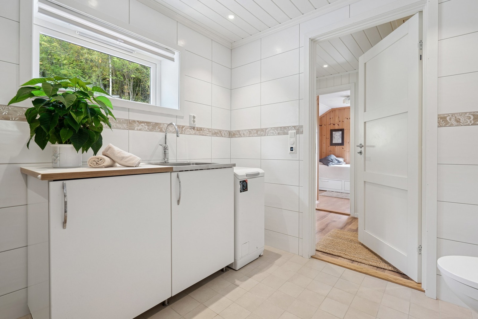 Man har også en gulvstående innredning som gir gode oppbevaringsmuligheter, samt opplegg for vaskemaskin. Galleribilde